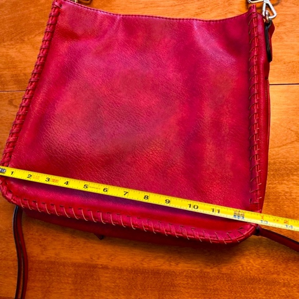 Isabelle Red Leather Shoulder Bag. Lots of Zippered hiding places. - Picture 8 of 10